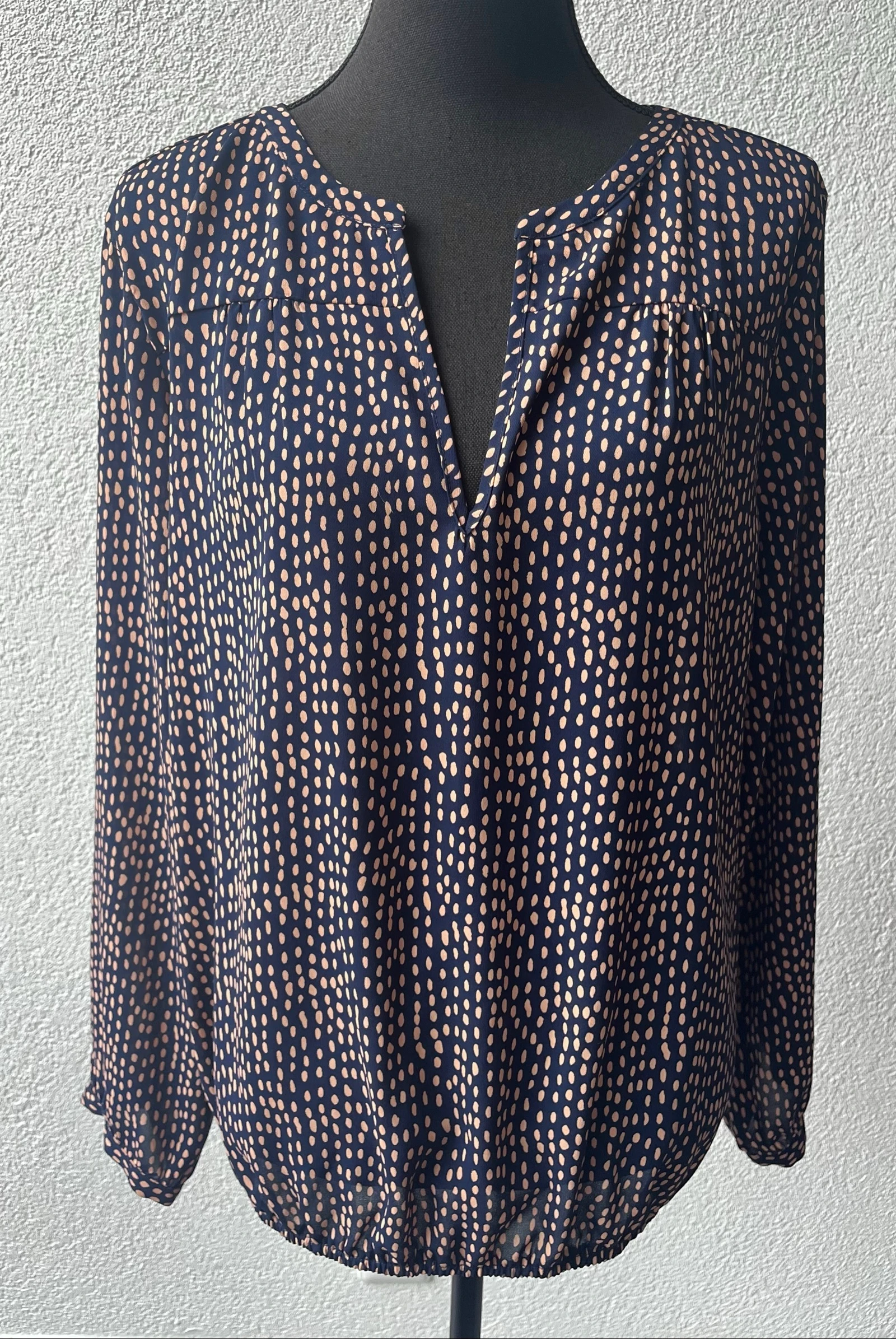 🌺 𝒎𝒛 | Blusa Norah | Azul escuro com pontos camel | Tamanho 44 | Caimento fluido – photo 2